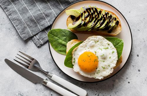 Apa Manfaatnya dari Makan Kuning Telur? karena mengandung kadar kolesterol